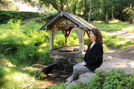 Sandrine Le Rhun à la source de Sainte-Apolline dans la forêt de Brocéliande